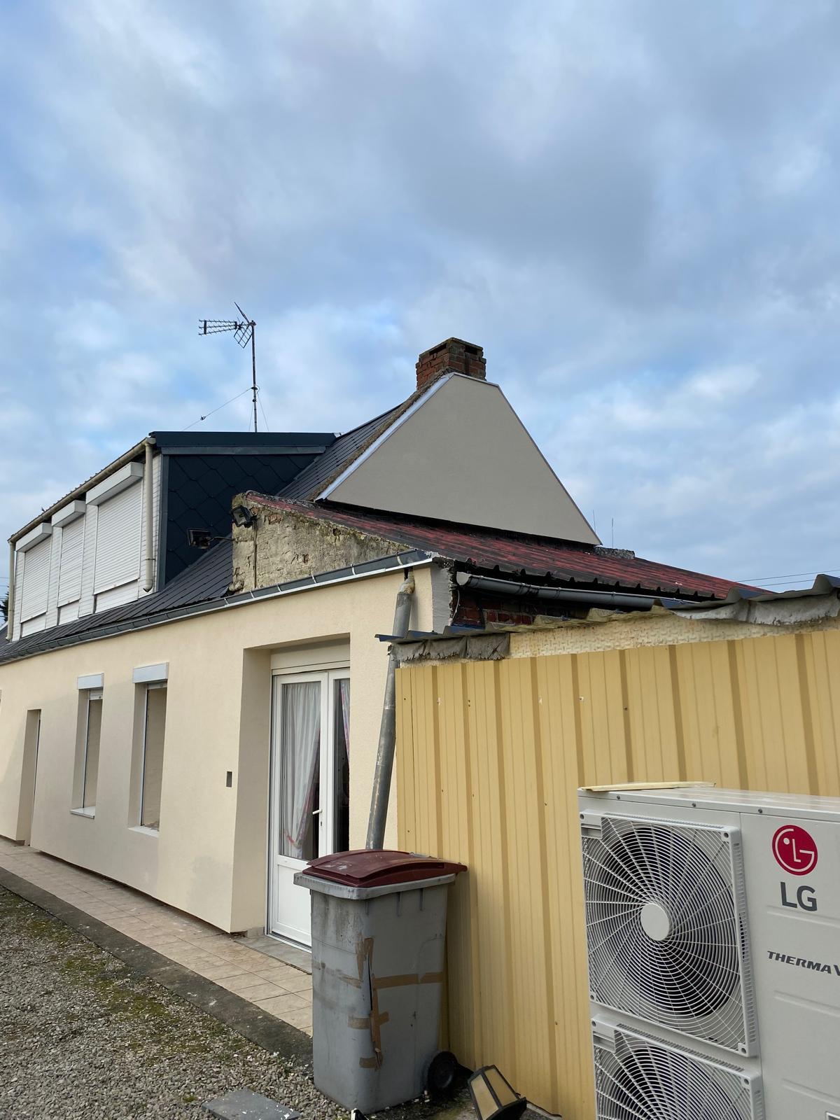 Maison rénovée avec isolation extérieure et enduit beige.