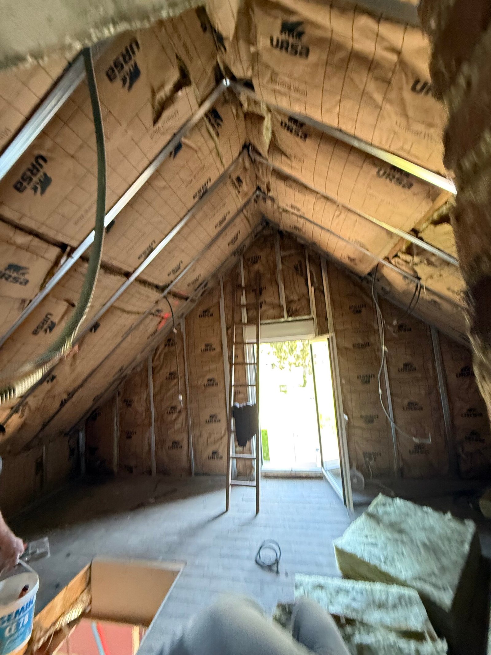 Pose de panneaux isolants thermiques sous rampants de toiture