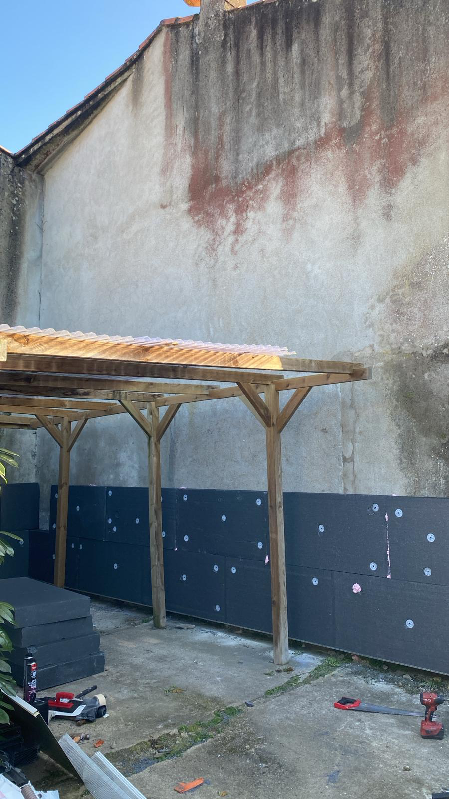 Mur extérieur abîmé avant isolation thermique à base de polystyrène.